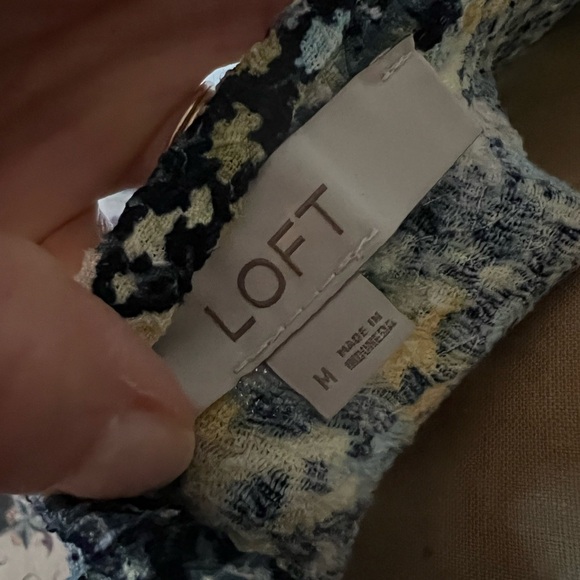 LOFT blue Floral V-Neck Ruffle Sleeve Top size medium - Picture 5 of 6